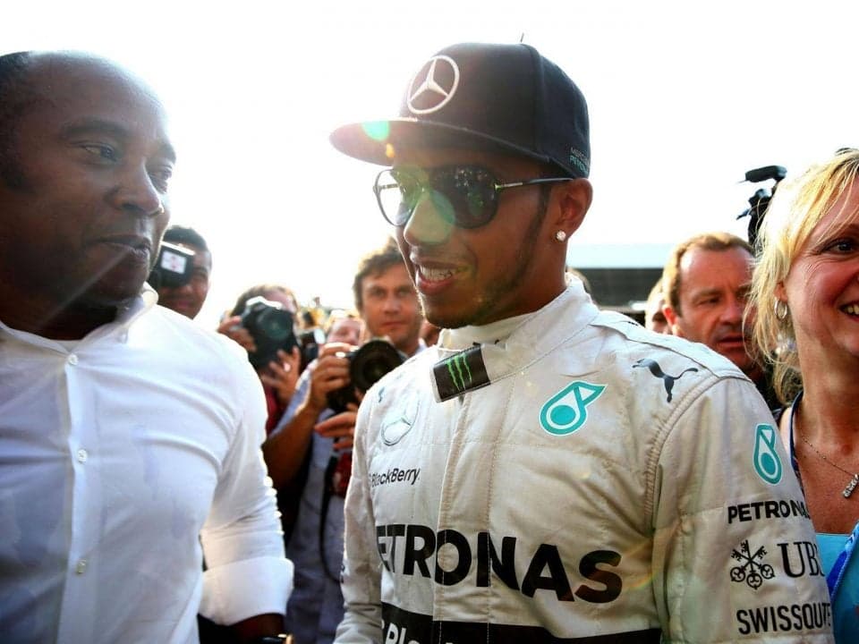 Racismo deixa pai de Hamilton em dúvida sobre Fórmula 1