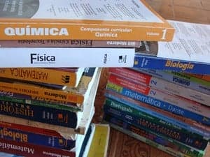 Governo de SP rejeita 5 livros didáticos por inadequação