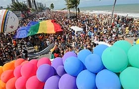 Gays enchem orla de cores e exigem fim de preconceito