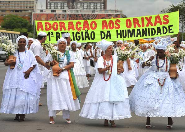 Grupo protesta em Brasília contra preconceito a religiões africanas