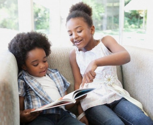 Criancas negras lendo
