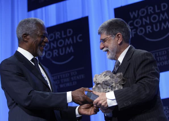Representando Lula, Amorim recebe prêmio no Fórum de Davos