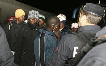 Imigrantes africanos revoltam-se na Calábria e gritam: “Não somos animais!