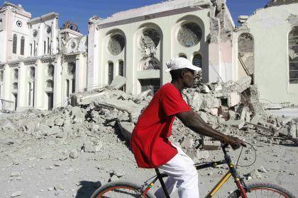 Catedral de Porto Príncipe após o terremoto