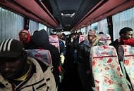 Imigrantes africanos são levados de Rosarno num ônibus para um abrigo: um regime de semi-escravidão - AP