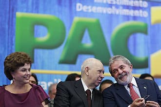 Dilma chora ao dizer que país não perderá conquistas do governo Lula e critica FHC