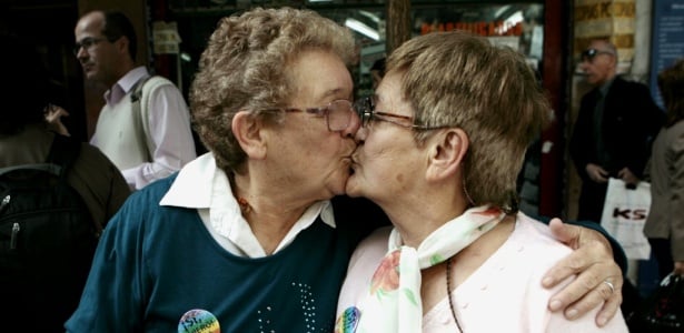 duas-mulheres-ambas-de-67-anos-se-casaram-nesta-sexta-feira-9-em-um-cartorio-em-buenos-aires-no-primeiro-casamento-entre-mulheres-da-argentina-1270835225715 615x300