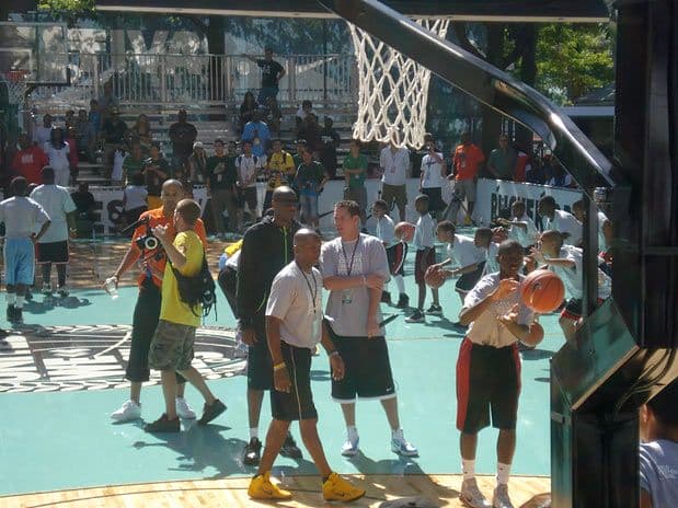 De férias, Kobe Bryant dá aulas para garotos no Harlem
