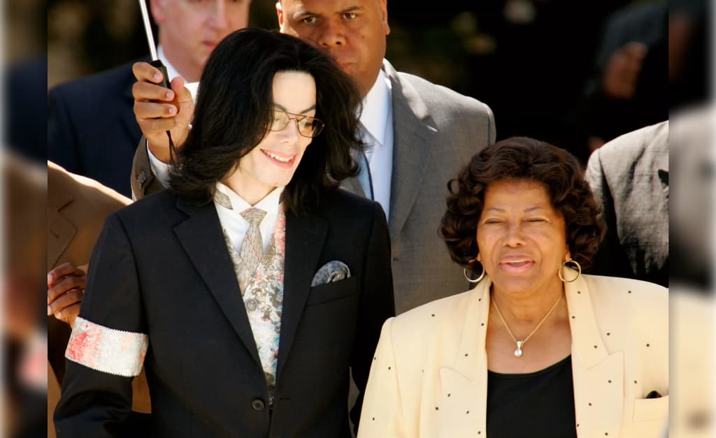 Mãe de Michael Jackson processa produtora pela morte do cantor