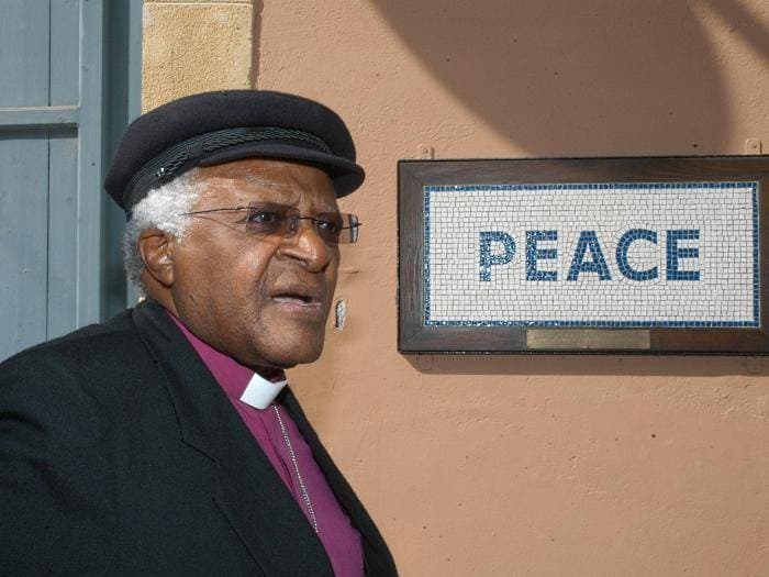 Arcebispo sul-africano se retira da vida pública