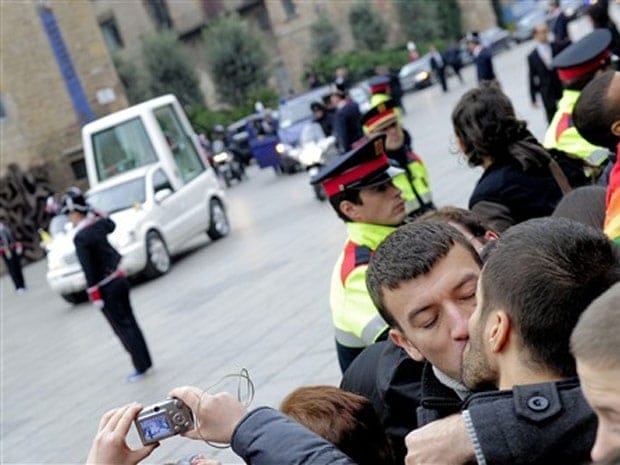 Ativistas homossexuais dão ‘beijaço’ na passagem do Papa