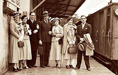 Um elegante grupo de passageiros já na década de 30.