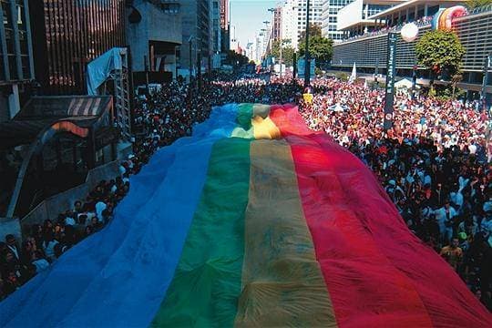 15ª Parada do Orgulho Gay de São Paulo reúne 4 milhões de pessoas