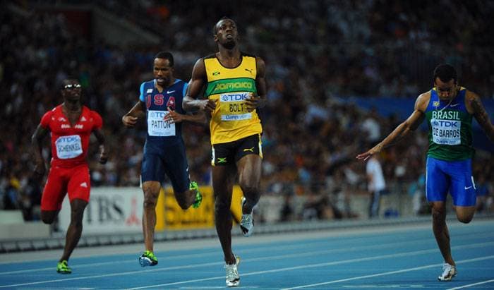 Bolt segura no fim e vai à final dos 200 m rasos. Brasileiro Bruno Lins também se classifica.