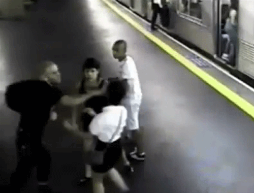 Skinhead agride negro e mulher em metro de Sao Paulo