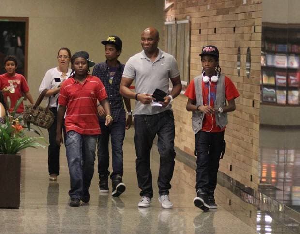 Anderson Silva passeia com os filhos em shopping carioca