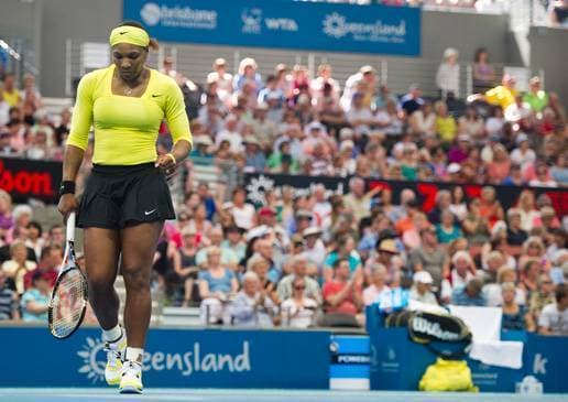 Serena Williams vence em Brisbane, mas torce o tornozelo esquerdo e abandona o torneio