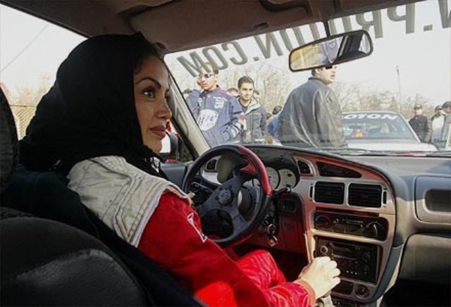 mulher dirige na arabia saudita