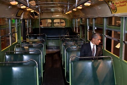 Obama senta-se no autocarro de Rosa Parks