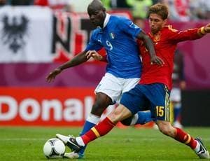 Antes de final, Espanha é punida pela Uefa por atos racistas contra Balotelli