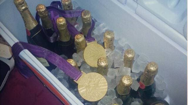 LONDRES 2012: Lebron James coloca medalha de ouro em cima de 16 garrafas de champanhe: ‘Ouro sobre o gelo’