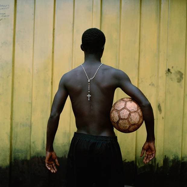 Fotografias registram paixão pelo futebol na África