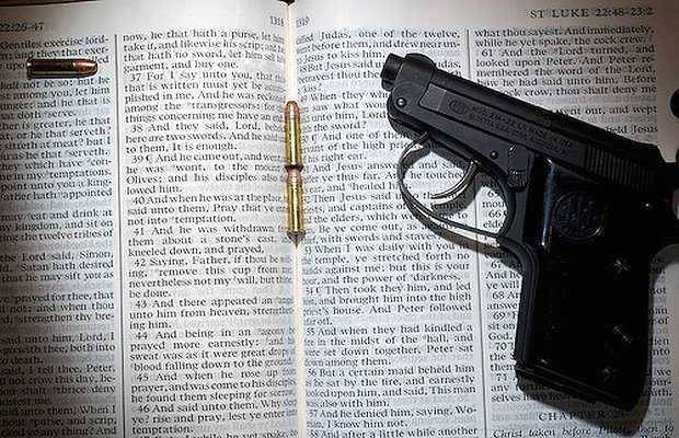 biblia e armas