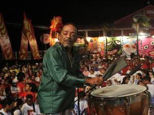 Naná ensaia com centenas de batuqueiros para o carnaval. (Foto: Clélio Tomaz/ Prefeitura do Recife)