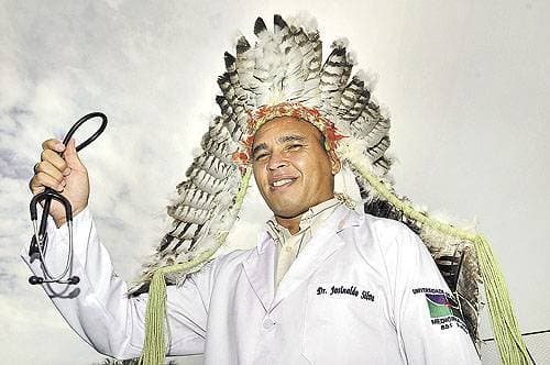 Primeiro médico indígena supera adversidades e se forma na UnB