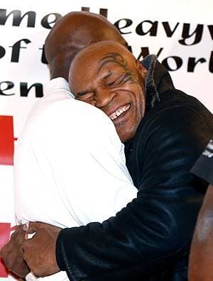 Ex-rival, Tyson ajuda Holyfield em divulgação de molho em mercado
