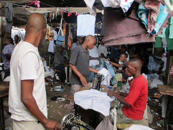 Fig. 1 - Alfaiates africanos a trabalhar no mercado de Xipamanine, em Maputo.