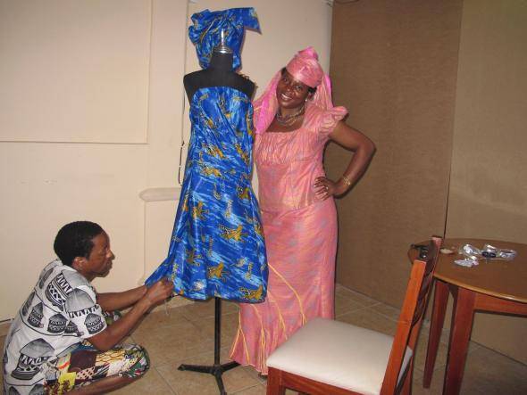 Fig. 2 - O alfaiate a trabalhar com a estilista durante o workshop desenvolvido pela autora em Maputo.