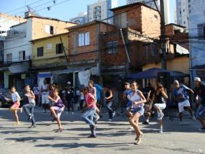 Moradores da favela Nelson Cruz realizam atividades com adolescentes na entrada da comunidade. Foto: Associação Nelson Cruz