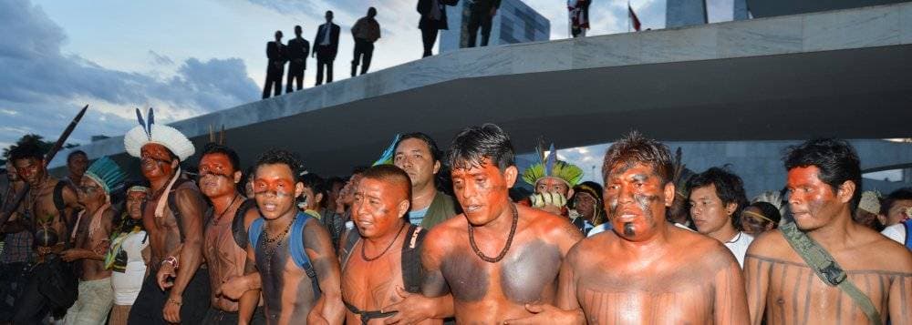 Índios protestam no Palácio do Planalto