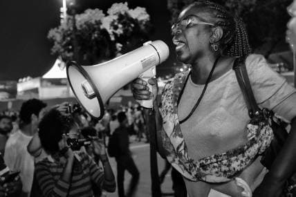 Revolta dos Turbantes afirma reivindicações da população negra durante manifestação histórica na cidade do Rio de Janeiro