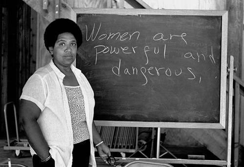 Por que um feminismo negro? – por Mara Gomes
