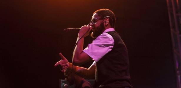 o-rapper-emicida-se-apresenta-na-segunda-noite-do-festival-back2black-no-rio-de-janeiro-241112-1353841987405 615x300