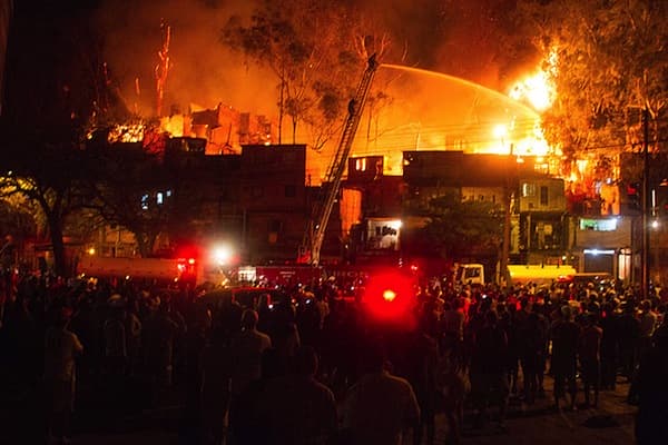 Sabe por que favela queima? Porque é feita de ignorância – Por: Leonardo Sakamoto
