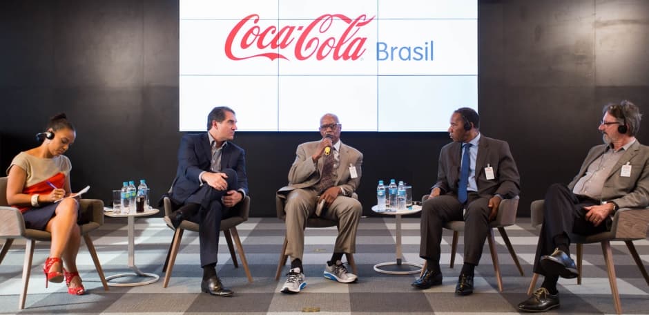 Ativista afro-americano se reúne com executivos da Coca-Cola para cobrar investimento na comunidade negra do Brasil