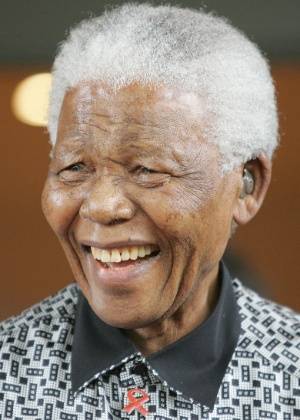 Mandela deixa hospital após quase três meses internado na África do Sul