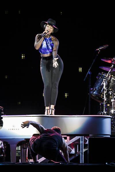 Alicia Keys se declara ‘apaixonada’ pelo Brasil em carta; leia
