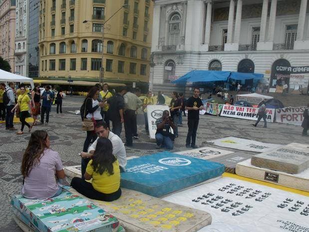 Anistia Internacional faz ato contra remoções forçadas no Rio