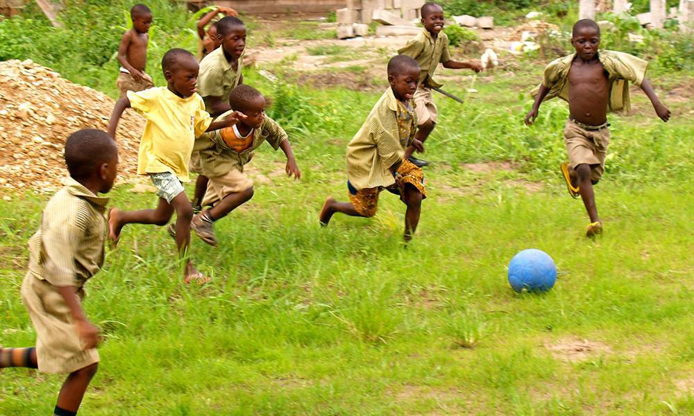 Homem inventa bola de futebol indestrutível e muda a vida de milhares de crianças na África