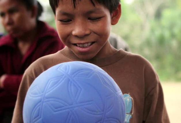 Homem inventa bola de futebol indestrutível e muda a vida de milhares de crianças na África