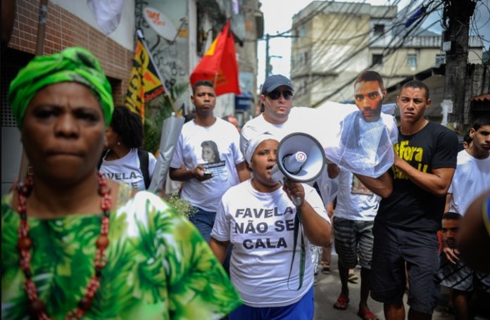 Manifestação na Rocinha faz enterro simbólico de Amarildo frente à UPP