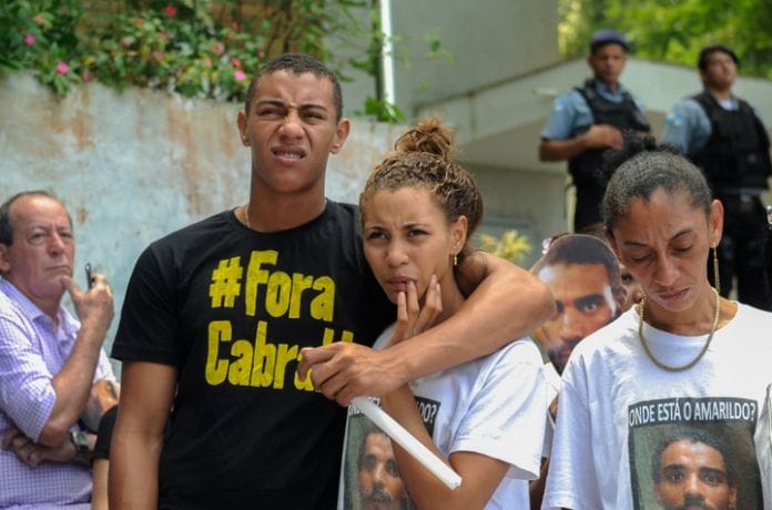 Manifestação na Rocinha faz enterro simbólico de Amarildo frente à UPP