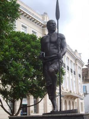 estatua em homenagem a zumbi dos palmares em salvador