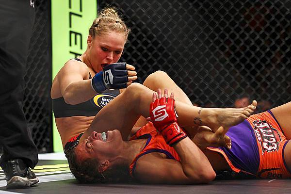 A fratura tenebrosa de Anderson Silva levanta novamente o debate: o MMA é um esporte?
