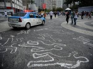 Silhuetas de corpos desenhadas no Largo da Carioca alertam para assassinatos no Rio de Janeiro