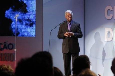 Milton Gonçalves é homenageado em prêmio: “Ainda faltam papéis para o negro no teatro brasileiro”